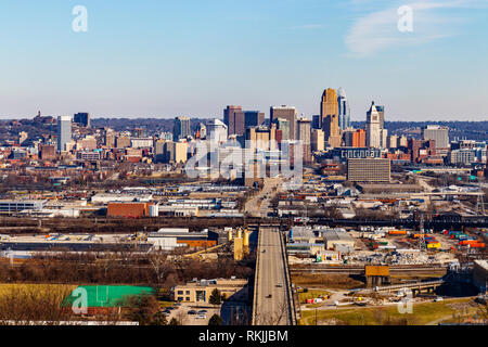 Cincinnati - ca. Februar 2019: Downtown Cincinnati Skyline. Cincinnati ist für die Rotweine, Bengalen, Chili und seine historische Architektur III bekannt Stockfoto