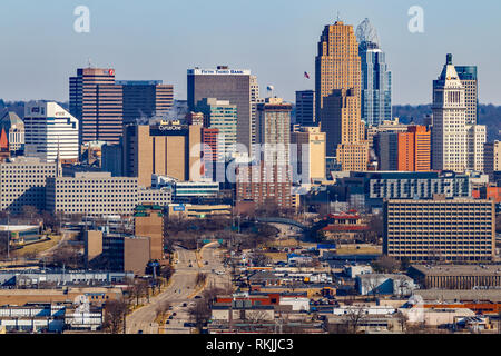 Cincinnati - ca. Februar 2019: Downtown Cincinnati Skyline. Cincinnati ist für die Rotweine, Bengalen, Chili und seine historische Architektur IV bekannt Stockfoto