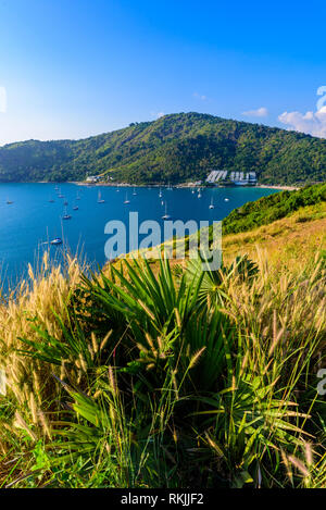 Tropical Bay bei Naiharn und Ao Sane Beach mit Booten an der Windmühle Aussichtspunkt, Paradies Reiseziel Phuket, Thailand Stockfoto