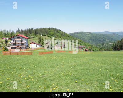 Wunderbare Landschaft der Beskiden im europäischen Salmopol Dorf in Polen Stockfoto