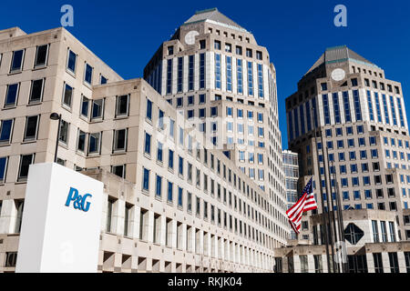 Cincinnati - ca. Februar 2019: Procter&Gamble Corporate Headquarter mit amerikanischer Flagge. P&G ist ein multinationaler Konsumgüterhersteller II. Stockfoto