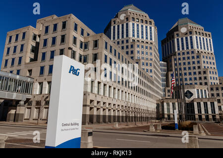 Cincinnati - ca. Februar 2019: Procter&Gamble Corporate Headquarter mit amerikanischer Flagge. P&G ist ein multinationaler Konsumgüterhersteller V Stockfoto