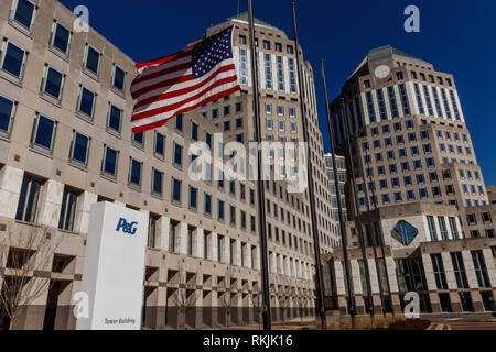 Cincinnati - ca. Februar 2019: Procter&Gamble Corporate Headquarter mit amerikanischer Flagge. P&G ist ein multinationaler Konsumgüterhersteller VI. Stockfoto