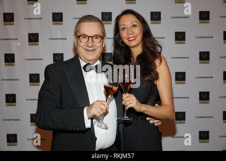 Hamburg, Deutschland. 11 Feb, 2019. Jan Hofer, Chef der Tagesschau Sprecher und Mitglied der Jury, und seine Freundin Phong Lan zur Verleihung des Champagner Preis für Lebensfreude kommen zu dem Musiker und Sänger Max Mutzke. Quelle: Georg Wendt/dpa/Alamy leben Nachrichten Stockfoto