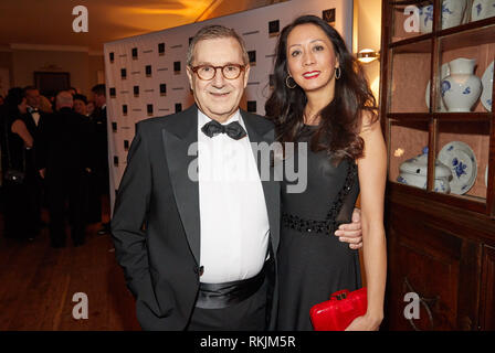 Hamburg, Deutschland. 11 Feb, 2019. Jan Hofer, Chef der Tagesschau Sprecher und Mitglied der Jury, und seine Freundin Phong Lan zur Verleihung des Champagner Preis für Lebensfreude kommen zu dem Musiker und Sänger Max Mutzke. Quelle: Georg Wendt/dpa/Alamy leben Nachrichten Stockfoto
