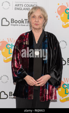 Waterstone's Piccadilly, London, UK. 11. Februar, 2019. Als Teil des Waterstones Kinder Laureate 20-jähriges Jubiläum feiern, ehemaliger Preisträger vereinen anlässlich der Veröffentlichung der neuen Preisträger Anthologie Höhenflüge (Walker Bücher). Bild: englische Schriftstellerin Anne Fine, Children's Laureate von 2001 bis 2003. Credit: Malcolm Park/Alamy Leben Nachrichten. Stockfoto