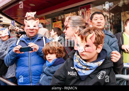 Madrid, Madrid, Spanien. 10 Feb, 2019. Menschen gesehen Tragen pesto Masken mit dem Bild von einem Schwein während der Feiern. Madrid feiert das Chinesische Neue Jahr mit einer großen Parade voller Musik und Farbe, überwiegen die rote Farbe von Glück und Reichtum, mit riesigen Löwen und Drachen und seine Hauptfigur ist das Schwein. Die Usera Nachbarschaft in Madrid ist mit Tausenden und Tausenden von Menschen die Teilnahme an dem Festival mit der Teilnahme von mehr als tausend zweihundert Künstler unter den verschiedenen kulturellen Vereinigungen, mit den Menschen und der chinesischen Kultur gefüllt. (Credit Imag Stockfoto