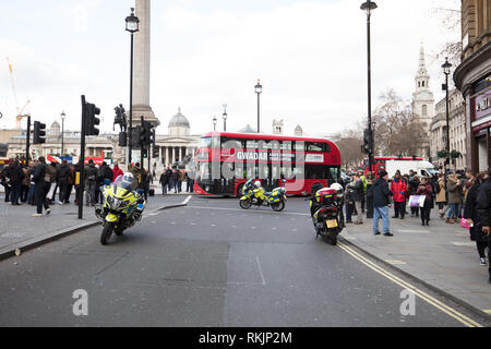 London, Großbritannien. 11. Februar 2019. Die Polizei in der Nähe Whitehall, London in der Nähe von Trafalgar Square, weil London lizenzierte Taxifahrer bringen den Verkehr zum Stillstand rund um den Parliament Square, Westminster, London, protestieren gegen die Politik der Transport for London (TfL) und Bürgermeister Khan. Credit: Joe Kuis/Alamy leben Nachrichten Stockfoto
