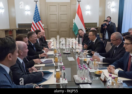 Budapest, Ungarn. 11 Feb, 2019. Besuchen US-Staatssekretär Mike Pompeo nimmt an einem Treffen mit dem Ungarischen Minister für Auswärtige Angelegenheiten und Handel, Peter Szijjarto in Budapest, Ungarn, Jan. 11, 2019. Credit: Attila Volgyi/Xinhua/Alamy leben Nachrichten Stockfoto