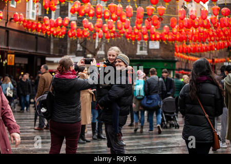 London, UK, 10. Februar, 2019. Londoner Familie Klick auf Foto mit Ihrem Handy während des chinesischen neuen Jahres Feier in China Town, Soho, London, UK. Credit: Harishkumar Shah/Alamy leben Nachrichten Stockfoto