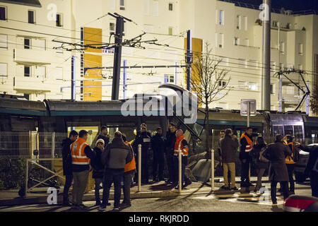 Issy Les Moulineaux, Ile de France, Frankreich. 11 Feb, 2019. Die Polizei an der Unfallstelle zwischen zwei Straßenbahn-Zügen auf der T2-Leitung zwischen Jacques Henri Lartigue und Les Moulineaux Stationen in Issy les Moulineaux in der Nähe von Paris und 12 Verletzungen gesehen. Credit: Thierry Le Fouille/SOPA Images/ZUMA Draht/Alamy leben Nachrichten Stockfoto