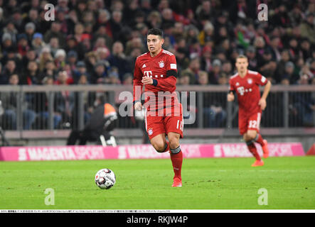 München, Deutschland. 9 Feb, 2019. Bayern ist James Rodriguez während der deutschen "Bundesliga" Match zwischen dem FC Bayern München 3-1 FC Schalke 04 in der Allianz Arena in München, Deutschland, 9. Februar 2019. Credit: Takamoto Tokuhara/LBA/Alamy leben Nachrichten Stockfoto