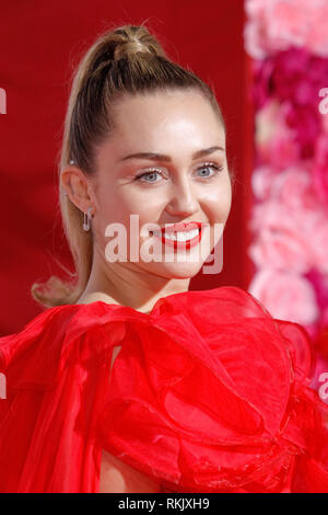 Los Angeles, USA. 11 Feb, 2019. Miley Cyrus bei Warner Bros Pictures'' Ist es nicht romantisch' Premiere gehalten an der Ace Hotel in Los Angeles, CA, 11. Februar 2019. Foto: Joseph Martinez/PictureLux Credit: PictureLux/Hollywood Archiv/Alamy leben Nachrichten Stockfoto