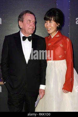 Berlin, Deutschland. 11 Feb, 2019. Der ehemalige deutsche Bundeskanzler Gerhard Schröder (SPD) und seine Frau Soyeon Kim sind auf der "Cinema for Peace Gala" am Westhafen Event & Convention Center. Quelle: Britta Pedersen/dpa/Alamy leben Nachrichten Stockfoto