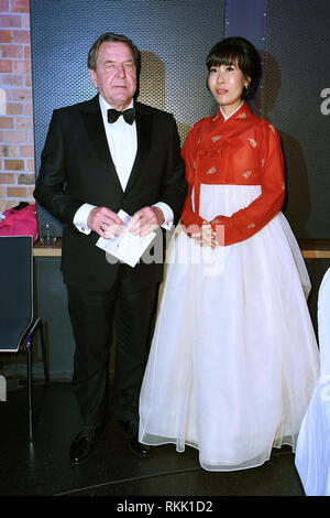 Berlin, Deutschland. 11 Feb, 2019. Der ehemalige deutsche Bundeskanzler Gerhard Schröder (SPD) und seine Frau Soyeon Kim sind auf der "Cinema for Peace Gala" am Westhafen Event & Convention Center. Quelle: Britta Pedersen/dpa/Alamy leben Nachrichten Stockfoto