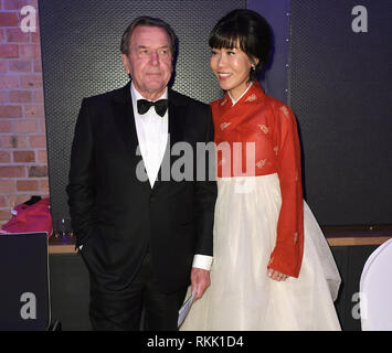 Berlin, Deutschland. 11 Feb, 2019. Der ehemalige deutsche Bundeskanzler Gerhard Schröder (SPD) und seine Frau Soyeon Kim sind auf der "Cinema for Peace Gala" am Westhafen Event & Convention Center. Quelle: Britta Pedersen/dpa/Alamy leben Nachrichten Stockfoto