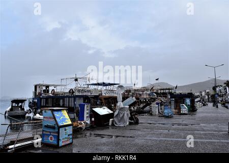 Izmir, Türkei. 26 Jan, 2019. Die Boote sind an der Küste entlang in die Altstadt verankert. Credit: Altan Gochre | Verwendung weltweit/dpa/Alamy leben Nachrichten Stockfoto