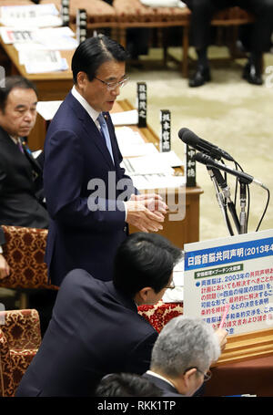 Tokio, Japan. 12 Feb, 2019. Der ehemalige Außenminister und verfassungsmäßigen demokratischen Partei Gesetzgeber Katsuya Okada Fragen zu der japanische Ministerpräsident Shinzo Abe im Haushaltsausschuss Sitzung des Bundestages am Nationalen Diät in Tokio am Dienstag, 12. Februar 2019. Abe Kabinett ist nun unter Feuer auf Daten Skandal wie Gesundheit, Arbeit und Wohlfahrt Ministerium hat eine falsche Methode in einer Lohnstruktur Umfrage zugelassen. Credit: Yoshio Tsunoda/LBA/Alamy leben Nachrichten Stockfoto