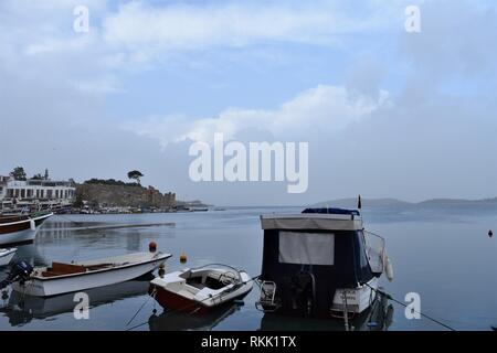 Izmir, Türkei. 26 Jan, 2019. Kleine Boote sind rund um ein Dock in der Altstadt verankert. Credit: Altan Gochre | Verwendung weltweit/dpa/Alamy leben Nachrichten Stockfoto