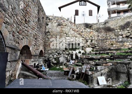 Izmir, Türkei. 28 Jan, 2019. Eine ältere Künstlerin mit Souvenirs und seine Gemälde sitzt in den Ruinen von Genoese-Ottoman fünf Tore Schloss in der Altstadt. Credit: Altan Gochre | Verwendung weltweit/dpa/Alamy leben Nachrichten Stockfoto