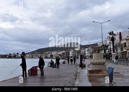 Izmir, Türkei. 26 Jan, 2019. Die Menschen fangen Fische mit ihren Angelruten in der Altstadt. Credit: Altan Gochre | Verwendung weltweit/dpa/Alamy leben Nachrichten Stockfoto