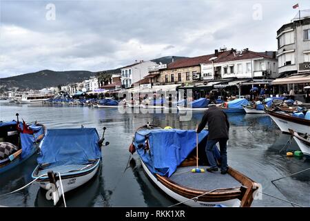 Izmir, Türkei. 26 Jan, 2019. Ein Fischer löscht seine kleinen Boot in der Altstadt. Credit: Altan Gochre | Verwendung weltweit/dpa/Alamy leben Nachrichten Stockfoto