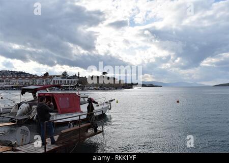28 Januar 2019, Türkei, Izmir, bazl: Ein paar Bilder neben einem kleinen Boot in der Nähe der Pier in der Altstadt verankert. Foto: Altan Gochre | Verwendung weltweit Stockfoto
