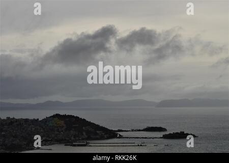 Aydin, Türkei. 24 Jan, 2019. Eine Landschaft der Stadt mit der Guvencinada Halbinsel und seine Burg. Credit: Altan Gochre | Verwendung weltweit/dpa/Alamy leben Nachrichten Stockfoto