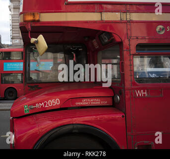 London, Großbritannien. 11. Februar 2019 Halbes Fahrerhausdesign und vorn montierter Motor des traditionellen roten Routemaster-Busses, der bis zum 1. März dieses Jahres täglich betrieben wird, wenn der Bus nur am Wochenende fährt. Kredit: Joe Kuis / Alamy Live News Stockfoto