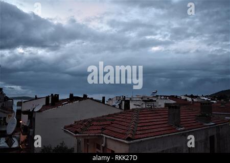 Izmir, Türkei. 26 Jan, 2019. Dunkle Wolken den Himmel in der Altstadt. Credit: Altan Gochre | Verwendung weltweit/dpa/Alamy leben Nachrichten Stockfoto