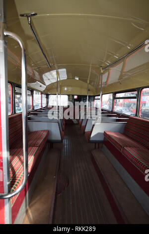 London, Großbritannien. 11. Februar 2019 Unteres Deck des historischen roten Routemaster-Busses, der bis zum 1. März dieses Jahres täglich fährt, wenn der Bus nur am Wochenende fährt. Kredit: Joe Kuis / Alamy Live News Stockfoto