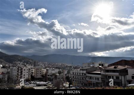 Izmir, Türkei. 23 Jan, 2019. Die Sonnenstrahlen durch die Wolken über Wohnbauten. Credit: Altan Gochre | Verwendung weltweit/dpa/Alamy leben Nachrichten Stockfoto