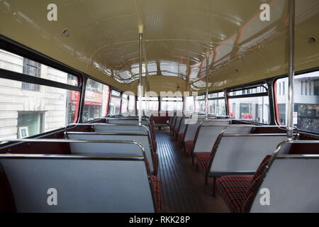 London, Großbritannien. 11. Februar 2019 Innendeck des historischen roten Routemaster-Busses mit Schaffner, der bis zum 1. März dieses Jahres täglich fährt, wenn der Bus nur am Wochenende fährt. Kredit: Joe Kuis / Alamy Live News Stockfoto