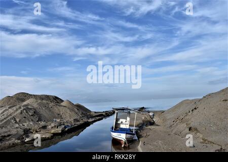 Aydin, Türkei. 22 Jan, 2019. Ein kleines Boot ist neben der Küste verankert. Credit: Altan Gochre | Verwendung weltweit/dpa/Alamy leben Nachrichten Stockfoto