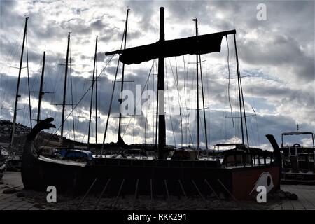 Izmir, Türkei. 28 Jan, 2019. Eine alte replik Schiff ist in der Nähe von einem Jachthafen in der Altstadt platziert. Credit: Altan Gochre | Verwendung weltweit/dpa/Alamy leben Nachrichten Stockfoto