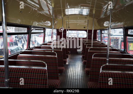 London, Großbritannien. 11. Februar 2019. Innenraum Oberdeck der Erbe Routemaster roter Bus mit dem Dirigenten, noch täglich zwischen Trafalgar Square und der Tower von London, bis zum 1. März dieses Jahres, wenn der Bus wird nur am Wochenende laufen. Credit: Joe Kuis/Alamy leben Nachrichten Stockfoto