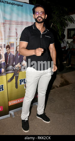 Indisches Fernsehen Schauspieler Hiten Tejwani posieren für Fotos während der Vorführung von AltBalaji's upcoming Web Serie "Puncch Beat'bei Sunny Super Sound in Mumbai. Stockfoto