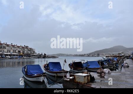 Izmir, Türkei. 26 Jan, 2019. Kleine Boote sind entlang der Küste in der Altstadt verankert. Credit: Altan Gochre | Verwendung weltweit/dpa/Alamy leben Nachrichten Stockfoto