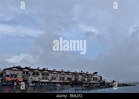 Izmir, Türkei. 26 Jan, 2019. Kleine Boote sind entlang der Küste in der Altstadt verankert. Credit: Altan Gochre | Verwendung weltweit/dpa/Alamy leben Nachrichten Stockfoto