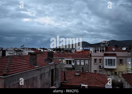 Izmir, Türkei. 26 Jan, 2019. Dunkle Wolken den Himmel in der Altstadt. Credit: Altan Gochre | Verwendung weltweit/dpa/Alamy leben Nachrichten Stockfoto