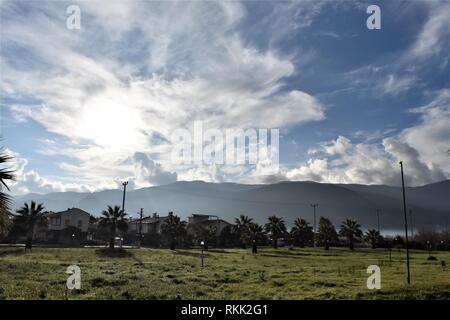 Aydin, Türkei. 22 Jan, 2019. Gartenhäuser mit Palmen können in der Nähe von Bergen gesehen werden. Credit: Altan Gochre | Verwendung weltweit/dpa/Alamy leben Nachrichten Stockfoto