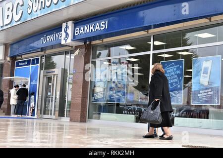 Ankara, Türkei. 07 Feb, 2019. Ein älteres Ehepaar vorbei als Kunden Geldautomaten vor einer Filiale der Türkischen ist Bank verwenden. Präsident der Türkei, Recep Tayyip Erdogan, eine Kampagne am 05.02.2019 eskaliert der Nation größte börsennotierte Bank zu nutzen, fordert eine parlamentarische Abstimmung über die Übernahme. Credit: Altan Gochre | Verwendung weltweit/dpa/Alamy leben Nachrichten Stockfoto