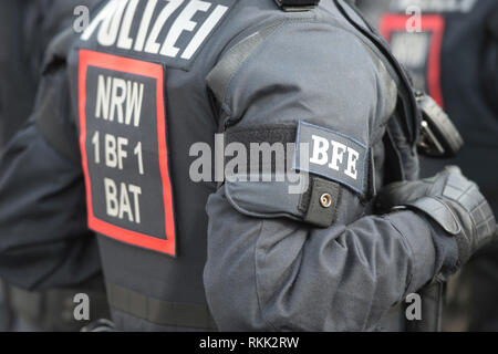 Bochum, Deutschland. 04 Feb, 2019. Polizisten des BFE, Detail, Ausrüstung, Uniformen, NRW-Innenminister Herbert Reul setzt die neuen Beweise sichern und Festnahme Einheit BFE des Landes NRW in Service, 05.02.2019 in Bochum. | Verwendung der weltweiten Kredit: dpa/Alamy leben Nachrichten Stockfoto