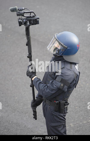 Bochum, Deutschland. 04 Feb, 2019. Ein Polizist ist das Filmen mit einer Videokamera, NRW Innenminister Herbert Reul die neuen Beweise capture setzt und Festnahme Einheit BFE des Landes NRW in Service, 05.02.2019 in Bochum. | Verwendung der weltweiten Kredit: dpa/Alamy leben Nachrichten Stockfoto