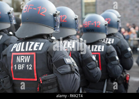 Bochum, Deutschland. 04 Feb, 2019. Polizisten des BFE, Detail, Ausrüstung, Uniformen, NRW-Innenminister Herbert Reul setzt die neuen Beweise sichern und Festnahme Einheit BFE des Landes NRW in Service, 05.02.2019 in Bochum. | Verwendung der weltweiten Kredit: dpa/Alamy leben Nachrichten Stockfoto