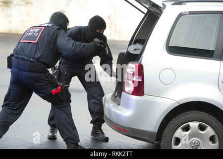 Bochum, Deutschland. 04 Feb, 2019. Polizisten eine Festnahme, suche eine Amtsleitung, NRW-Innenminister Herbert Reul setzt das neue Depot- und Festnahme Einheit BFE des Landes NRW in Service, 05.02.2019 in Bochum. | Verwendung der weltweiten Kredit: dpa/Alamy leben Nachrichten Stockfoto