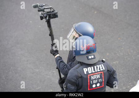 Bochum, Deutschland. 04 Feb, 2019. Ein Polizist ist das Filmen mit einer Videokamera, NRW Innenminister Herbert Reul die neuen Beweise capture setzt und Festnahme Einheit BFE des Landes NRW in Service, 05.02.2019 in Bochum. | Verwendung der weltweiten Kredit: dpa/Alamy leben Nachrichten Stockfoto