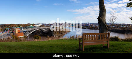 Panoramablick auf die Umkehrung Falls Bridge an einem sonnigen Tag. In Saint John, New Brunswick, Kanada Stockfoto