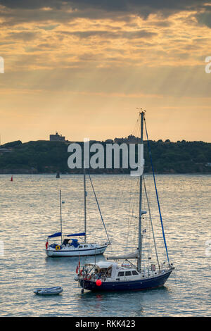 Boote in der Carrack Straßen von ordentlich St Anthony Lightouhse erfasst. Stockfoto