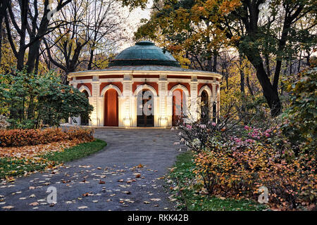 = Beleuchtete Trubezkoi Jagdschloss im goldenen Herbst = Abend Blick auf das beleuchtete Jagdhaus von E die Fürst Nikita Yurievich trubezkoi's Stockfoto